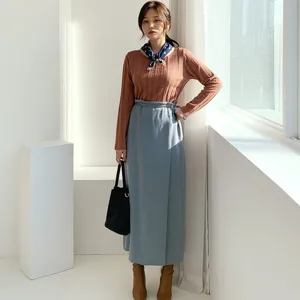 Detailansicht des eleganten Seidenschals, kombiniert mit einem modischen Herbst-Outfit.