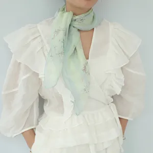 Foulard quadrato in chiffon di seta floreale, sciarpa estiva leggera 70cm dettaglio.