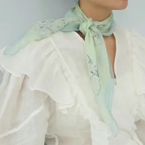 Vista dettagliata di un foulard in seta floreale da 70 cm per donna, accesorio estivo.