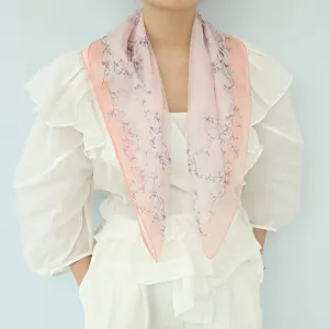 Foulard quadrato in seta chiffon traspirante con stampa floreale estiva, accessorio da 70cm.