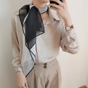 Pañuelo de cuello de gasa negro y blanco chic para mujeres, accesorio de moda elegante.