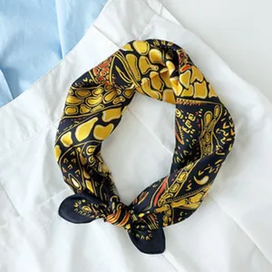 Luxe stijl zijden vierkante sjaal voor vrouwen, elegante barokke print haarband halsdoek.