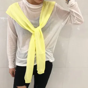 Modischer hellgelber Strick-Schal und Umhang für Damen, trendiges Sonnenschutz-Accessoire.