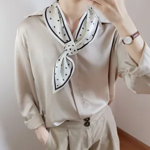 Eleganter Seidenschal mit schwarzem Rand und minimalistischem Muster für Damen.