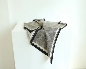 Klassiek zwart-wit houndstooth patroon zijden sjaal detail, elegante textuur en vallen.
