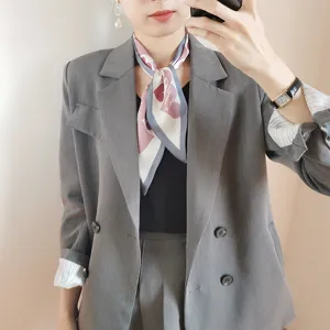 Chic foulard in seta a doppio strato con stampa a cuore alla moda, versatile accessorio per il collo.