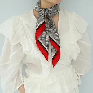 Elegante zijden vierkante sjaal met houndstooth motief en rode rand, veelzijdige halsdoek.