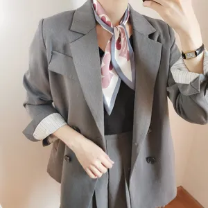 Vista dettagliata della sciarpa in seta moda donna con stampa chic, stile accessorio per collo.