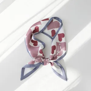 Elegante piccolo foulard in seta a doppio strato con stampa a cuori romantici e bordo elegante.