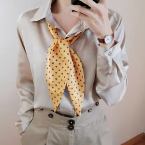 Élégant foulard en soie à pois pour femmes, accessoire de cou polyvalent pour chemisiers.