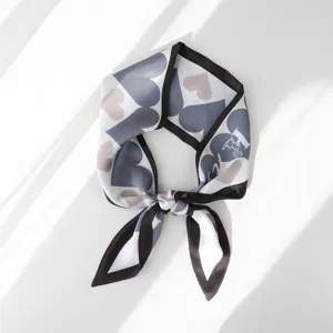 Foulard Twilly di seta da donna, elegante stampa a cuore, chic accessorio per borsa.