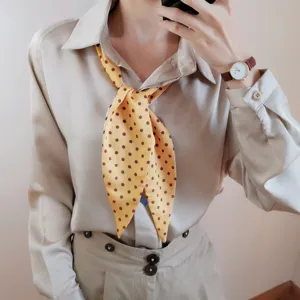 Chic foulard en soie étroit à pois jaunes pour femmes, élégant style de ruban long.