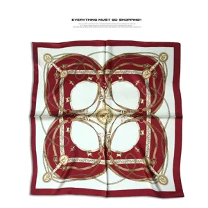 Foulard quadrato in seta bordeaux con stampa catena vintage, accessorio elegante.