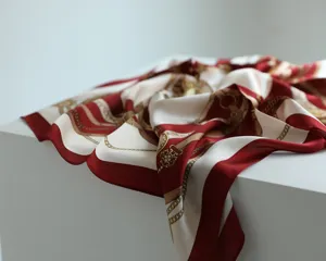 Dettaglio foulard di seta, elegante quadrato raso rosso e bianco con stampa catena.