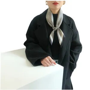 Klassieke zijden vierkante sjaal met houndstooth motief, 70cm elegant accessoire voor dames.