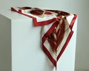 Elegante foulard in seta rosso vino con stampa a catena classica, accessorio di lusso.