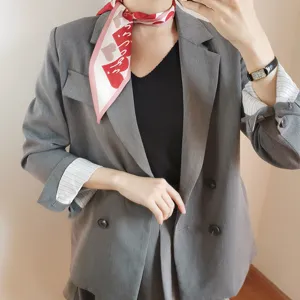 Chic piccolo foulard di seta da donna con motivo a cuori alla moda, ideale per la primavera.