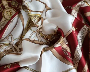 Vista dettagliata ravvicinata di foulard in pura seta bordeaux con stampa a catena.