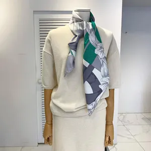 Gedetailleerd overzicht van de 90cm moerbeizijde vierkante sjaal met elegant geometrisch ontwerp.
