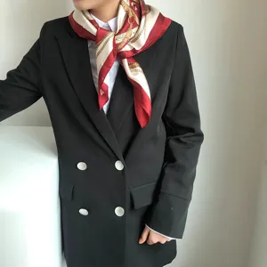Foulard in seta da donna con elegante stampa a catena bordeaux, accessorio primaverile ideale.