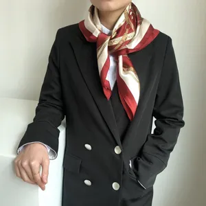Foulard quadrato in seta da donna, elegante rosso vino con stampa a catena, accessorio versatile.
