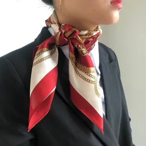Elegante foulard di seta quadrato con stampa a catena, sciarpa bordeaux di lusso donna.
