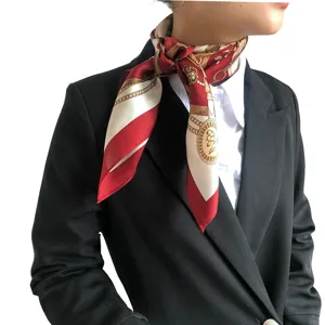 Foulard quadrato in seta da donna, elegante foulard rosso con stampa catena barocca vista principale
