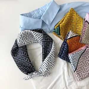 Detailansicht des luxuriösen geometrischen Seidenquadrattuchs mit elegantem mehrfarbigem Muster.