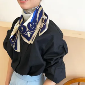 Elegante pañuelo de seda con carroza vintage y estampado barroco, estilo versátil mujer.