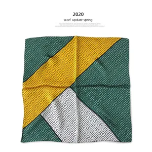Elegantes 53cm Maulbeerseide Quadrat Tuch mit klassischem geometrischem Mäander Muster.