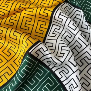 Luxus Seidenquadratschal mit klassischem geometrischem Mäander-Muster für elegante Damen.