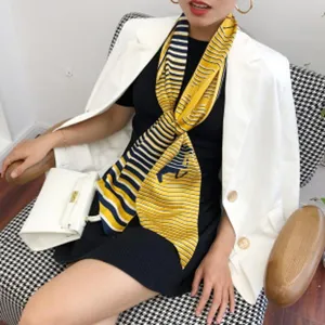 Sciarpa twilly in seta con righe gialle e blu e motivo a carrozza per donna autunno.