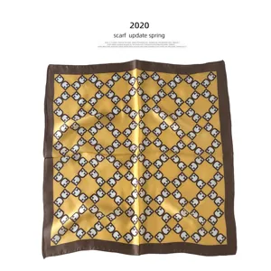 Luxe zijden vierkante sjaal met klassieke geometrische kettingprint en bruine rand.
