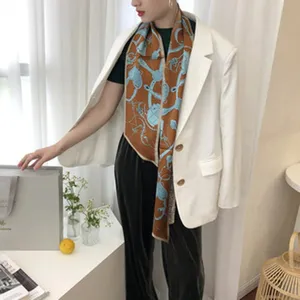 Elegante foulard di seta dettaglio con squisito motivo equestre e morbida consistenza.