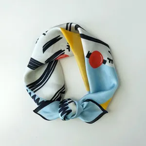 Exquisites Detail eines abstrakten Seidenschals, elegantes Modeaccessoire für Damen.