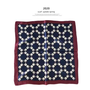 Luxe zijden vierkante sjaal met een geometrisch kettingpatroon en contrastrand.