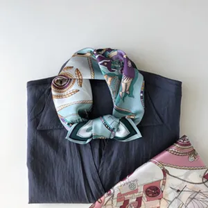 Elegantes Seidentuch mit klassischem Print, ideal für Damen und professionelle Anlässe.