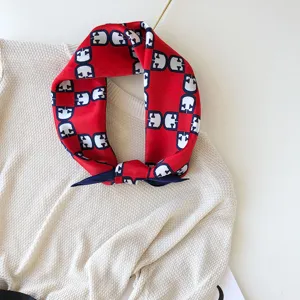 Rode geometrisch bedrukte zijden sjaal voor dames, elegante haarband en halsdoek.