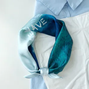 Elegantes Seidentuch mit Farbverlauf für Damen, modischer blauer Halsschal für Alltag und Accessoires.
