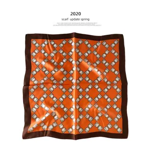Luxe zijden sjaal vierkant met klassiek oranje bruine geometrisch ketting patroon ontwerp.