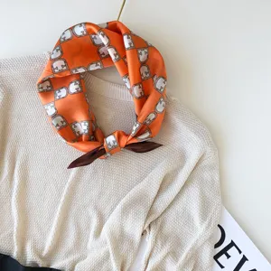 Oranje geometrische zijden sjaal in detail, elegante gebreide truien combinatiestijl.
