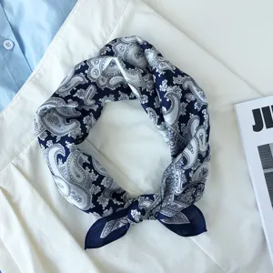 Detail van een klassieke blauw-witte paisley zijden sjaal elegant gepresenteerd op wit.