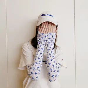 Mangas de protección solar refrescantes con estampado floral azul, protección UV de hielo.