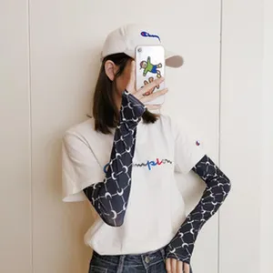 Mangas de proteccion solar para mujer con elegante patron de luna para conduccion al aire libre.