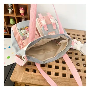 Sac cabas bandouliere en toile pour etudiants, grand cartable rose et gris avec poches.