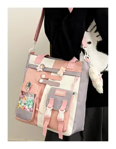 Vue detaillee du sac cabas en toile rose avec multi-poches et pendentif en peluche