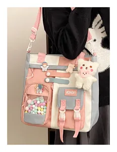 Joli sac cabas bandoulière en toile avec multi-poches, couleurs pastel et pendentif.