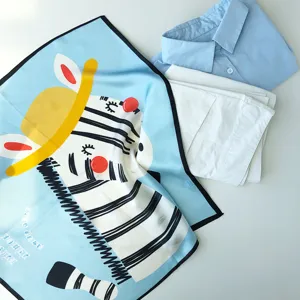 Schickes Seidentuch mit Zebradruck fuer Damen, modisches Halstuch fuer Fruehling und Herbst.