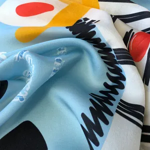 Luxus Seidenschuch für Damen, abstraktes Kunstdruck-Design, weiches glattes Halstuch Detail.