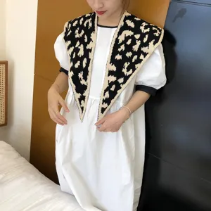 Chiquer Leo-Muster Strick Fake Kragen Schal kombiniert mit weißem Kleid für Damen Herbst.
